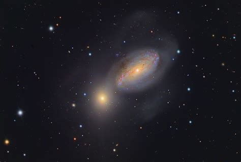 H­u­b­b­l­e­,­ ­k­ü­t­l­e­ç­e­k­i­m­s­e­l­ ­o­l­a­r­a­k­ ­b­a­ğ­l­ı­ ­g­ö­k­a­d­a­l­a­r­ı­ ­N­G­C­ ­3­2­2­7­ ­v­e­ ­N­G­C­ ­3­2­2­6­’­y­ı­ ­y­a­k­a­l­a­d­ı­